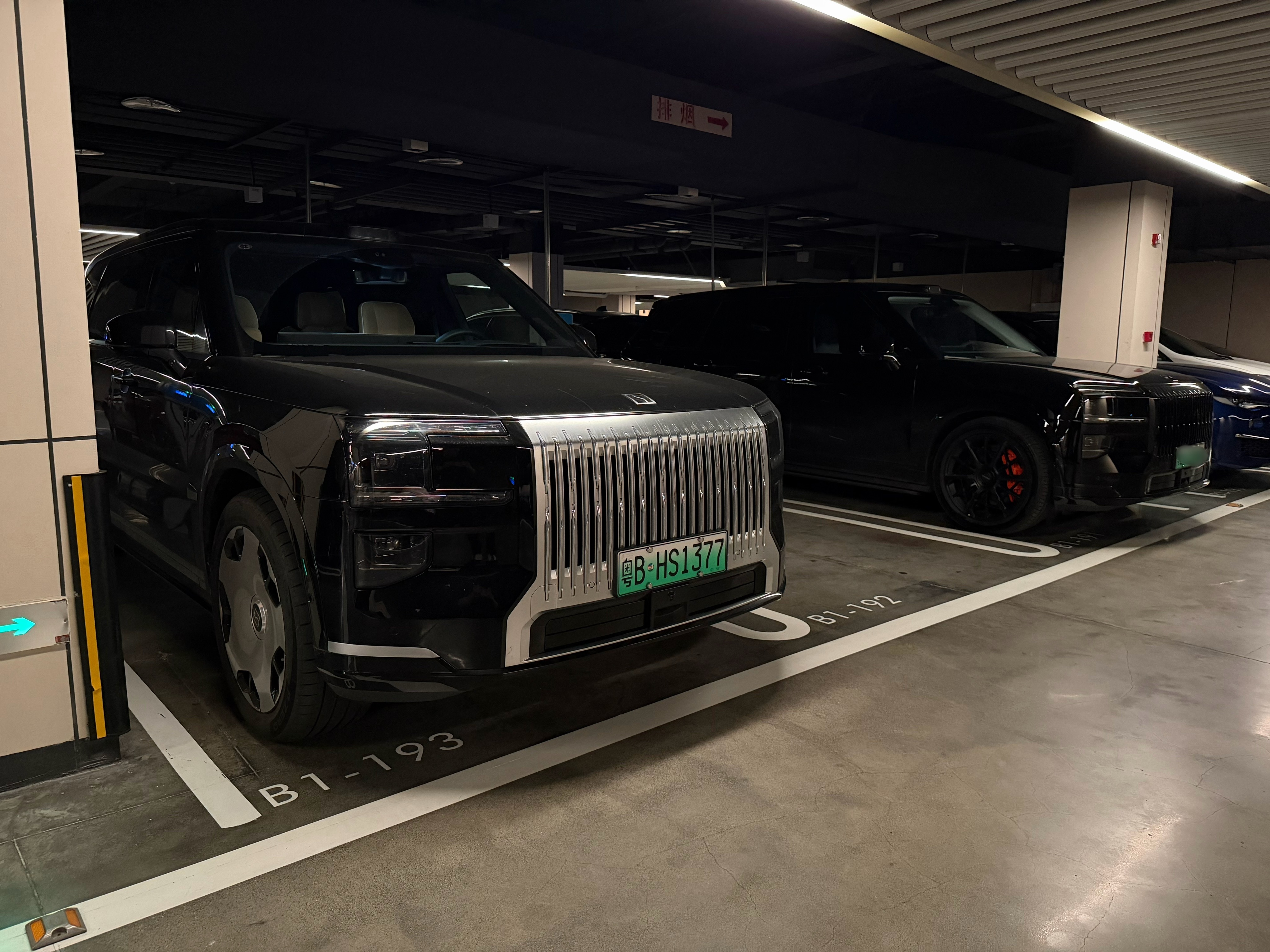 我喜欢停女邻居旁边女邻居也喜欢停我旁边她的黑武士红卡钳偏运动我的双拼色大饼轮偏商