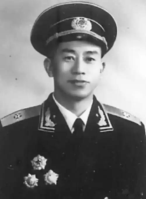1943年千里绝密任务！八路军科长腰间暗藏20斤珍宝，背后故事令人动容
 
阅读