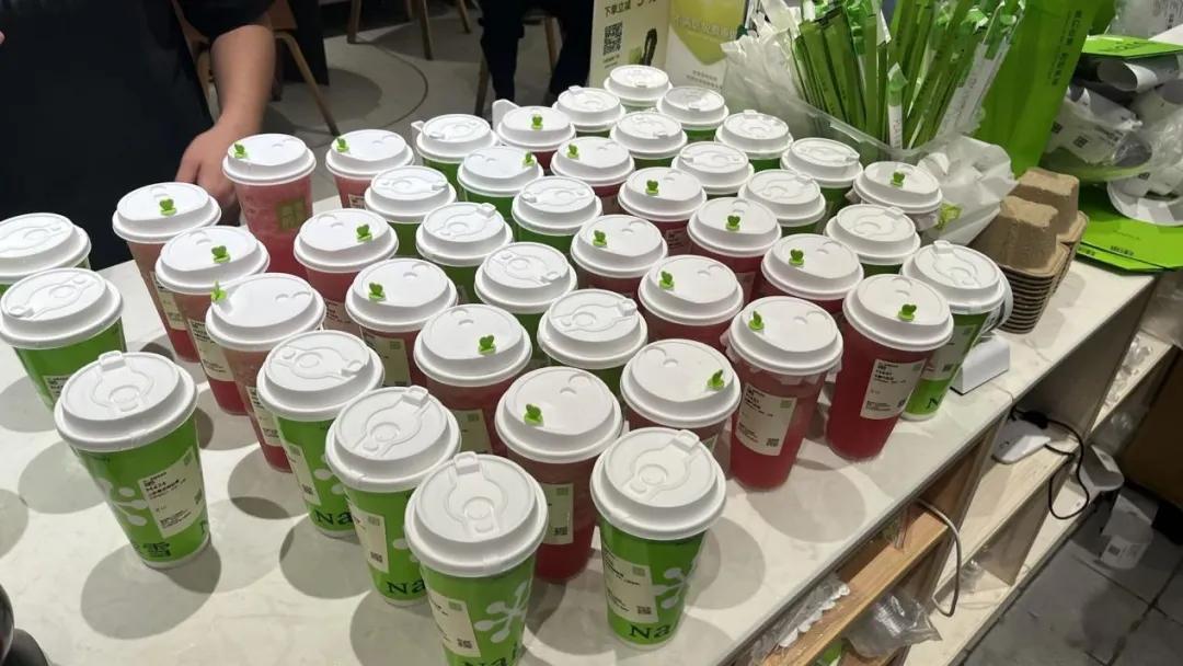 奈雪的茶，股价跌了96%！摘自 陆道壹 观点 96%的跌幅，4港元参会的股东五年