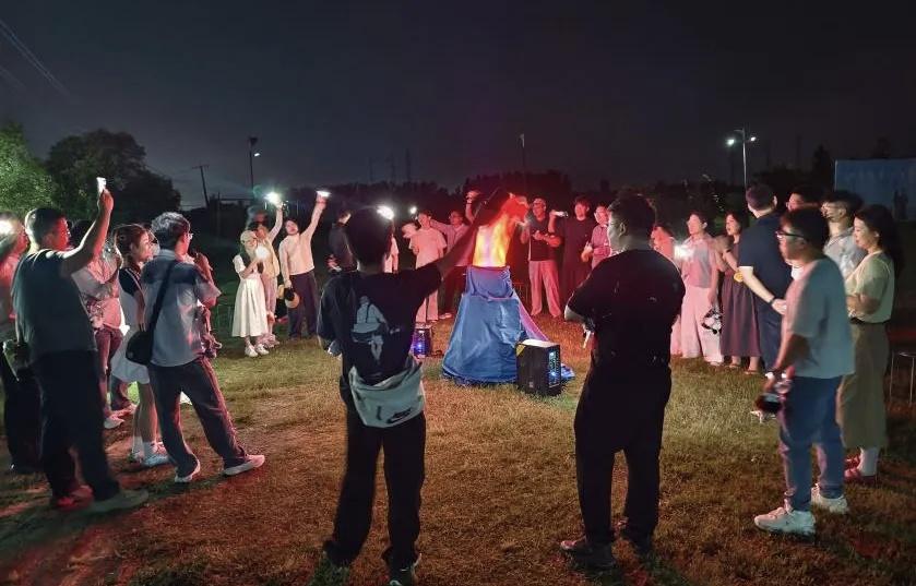 近日，由团市委联合多家单位主办的“夏沐淮风缘起珠城”青年人才拓展交友活动，在淮上