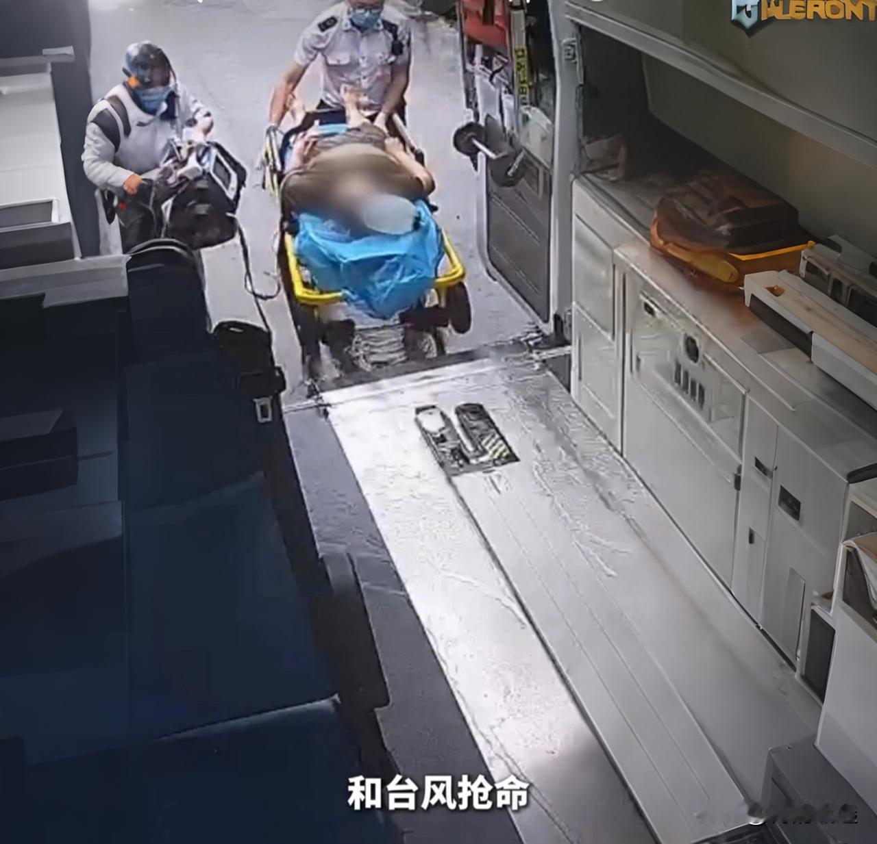 暴雨街头众人撑伞围成屏障，路人跪地接力心肺复苏，硬生生抢回一条命

今天不说别的