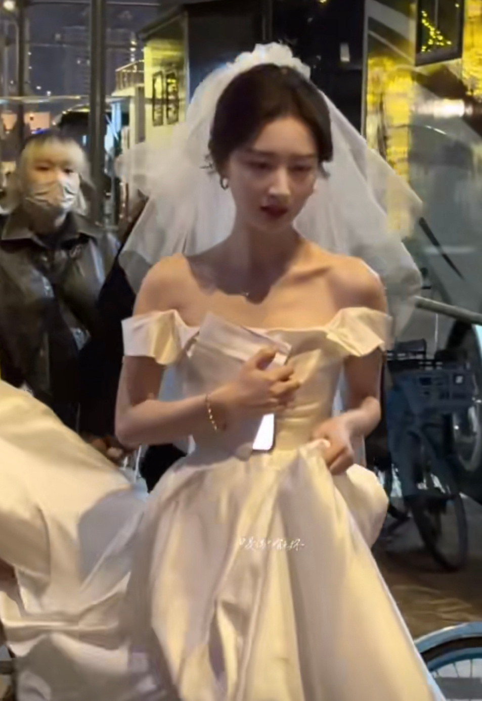 邓恩熙《告白》许随婚纱造型路透，好美啊！！