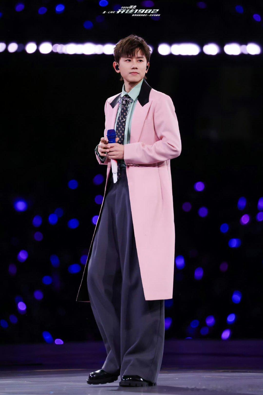 张杰遇到了最懂他的灯光别人是唱歌配灯光，张杰是灯光在为他讲故事 