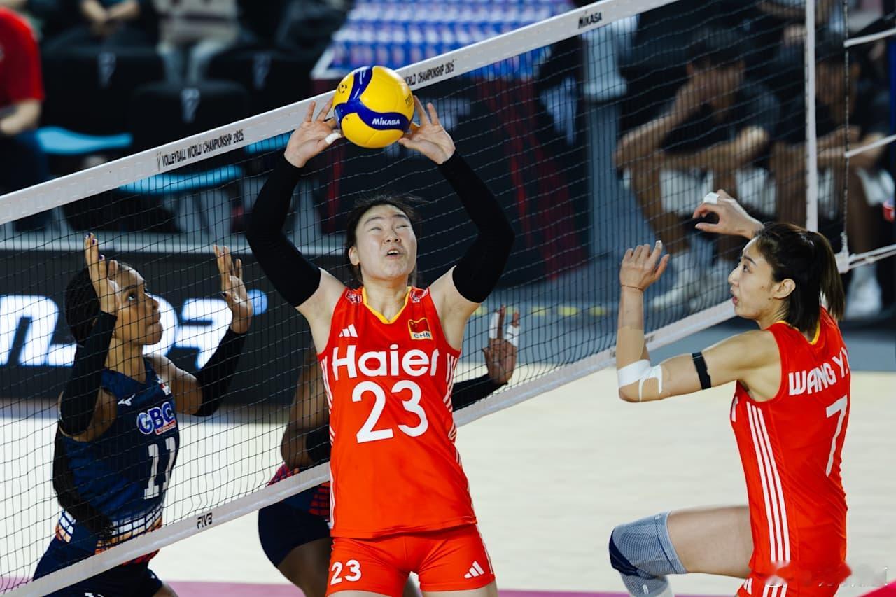 国际排坛动态中国女排vs多米尼加女排FIVB的摄影师是不是应该被FBI通缉了，都