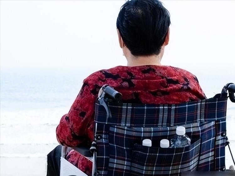 女儿辞工五年照顾瘫痪母亲，存款全给了哥哥家孙子买房，她开口借两万首付却被说“一分