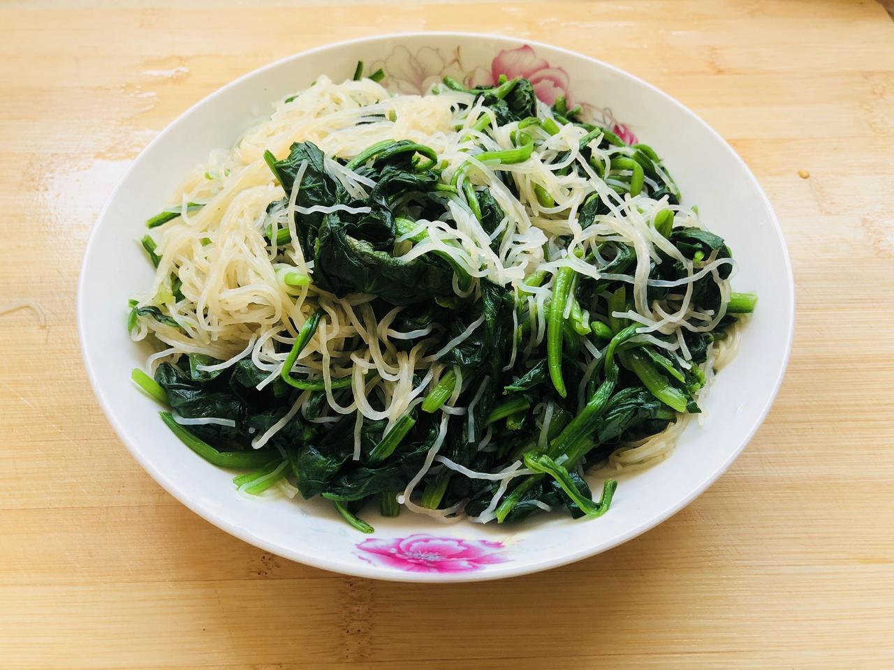 菠菜还可以这样吃，不用开火不用动锅，简单美味，地地道道的农家菜，下酒下饭都可以！