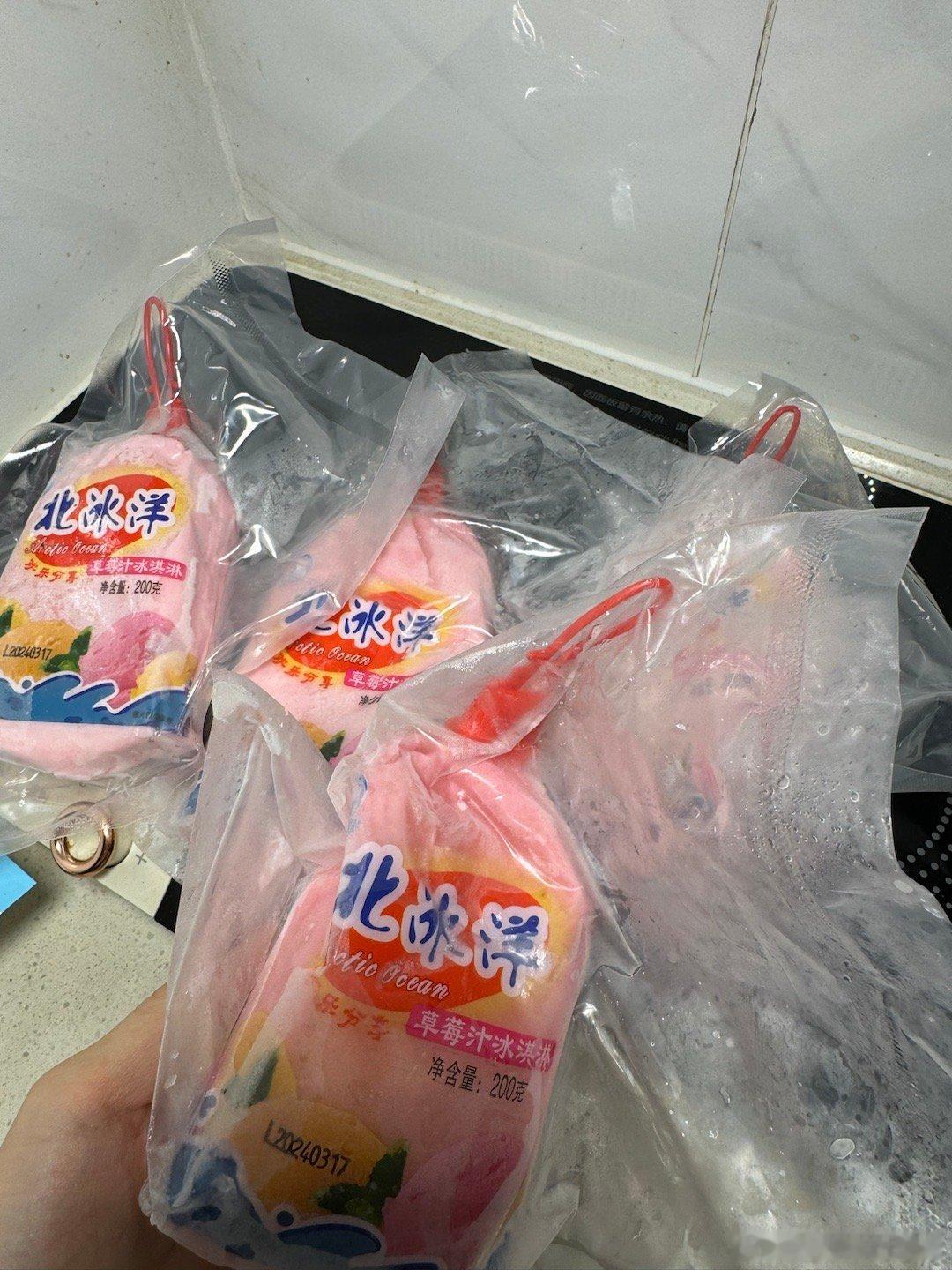 北冰洋雪糕nabati的芝士拉面西红柿炒蛋地三鲜锅包肉盖饭锅儿饼#美食分享# ​