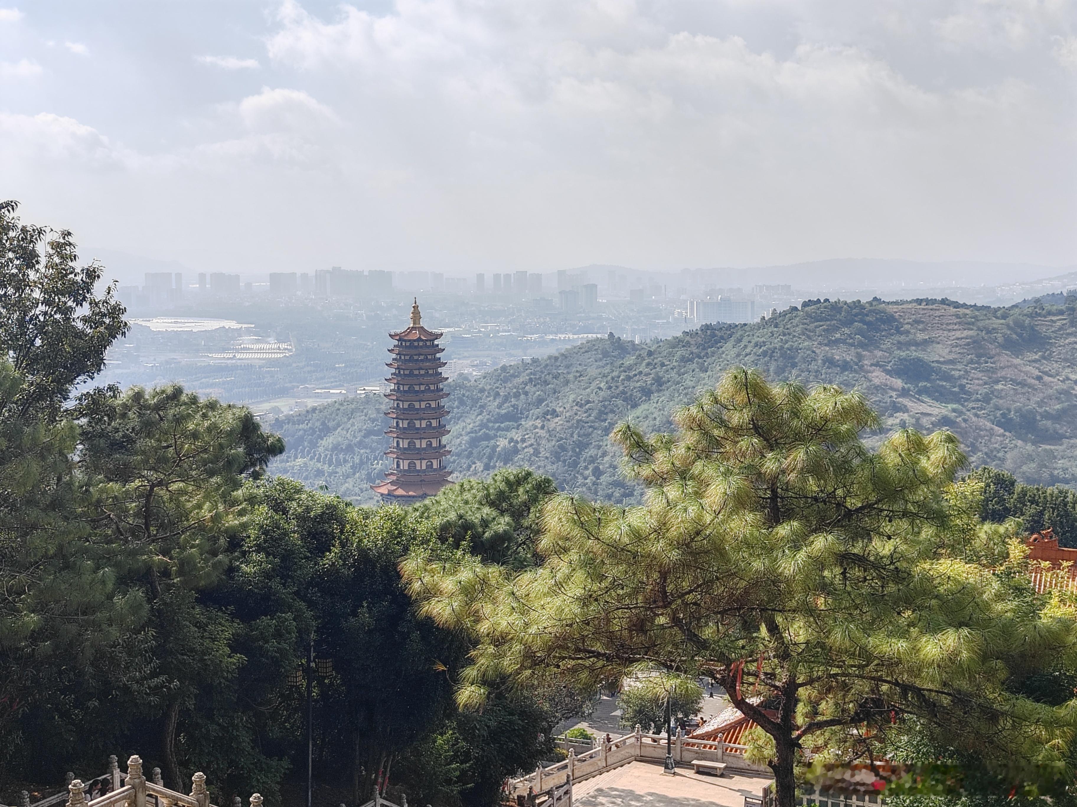 读书[超话]往返弥勒讲课，带了施蛰存《路南游踪》，读完了。路南，就是石林的旧称。
