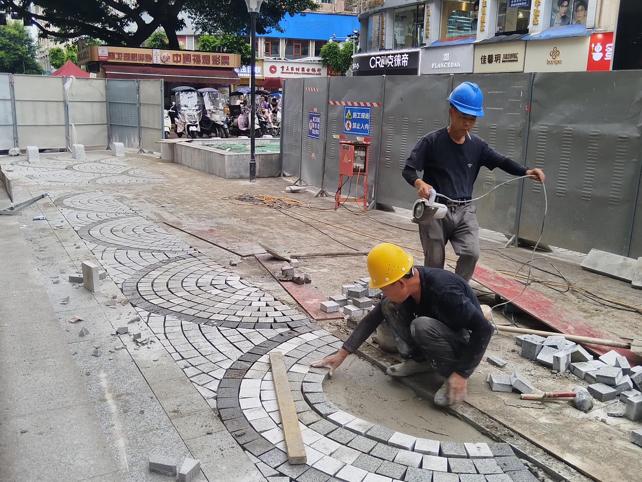 合川久长路步行街改造提升工程加紧实施！