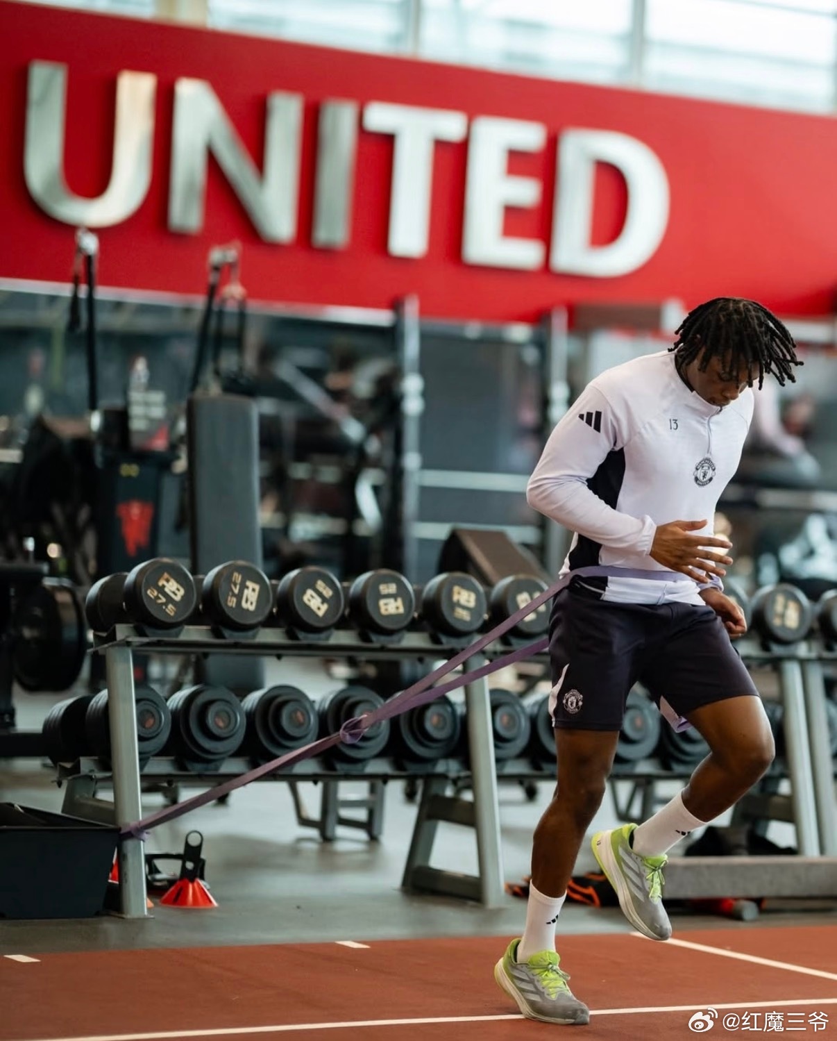 曼联  多尔古正积极进行康复训练 