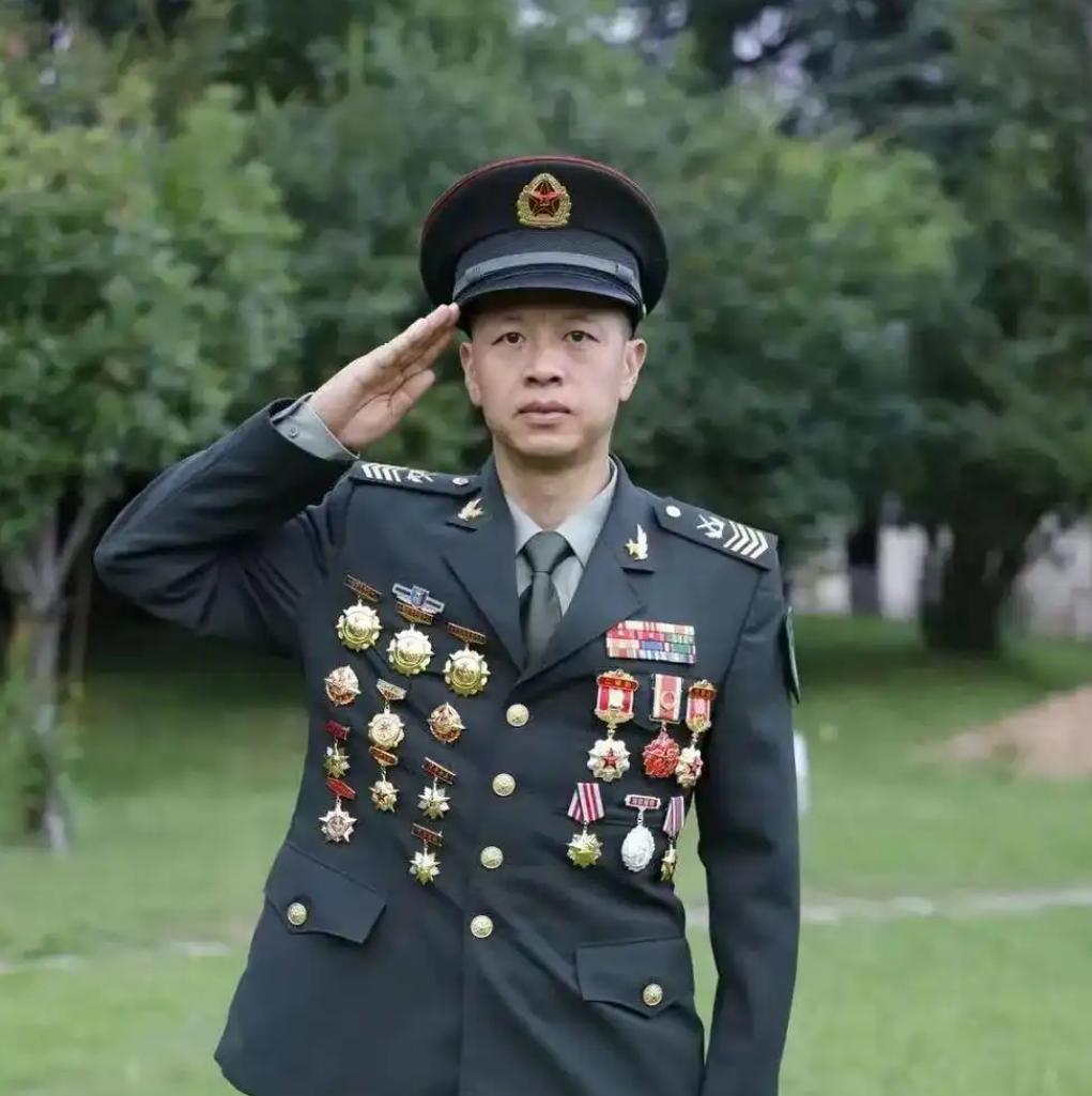 他从炊事员逆袭成尖兵。李建彪，湖南安化人，信息支援部队某部一级军士长。很多人对一