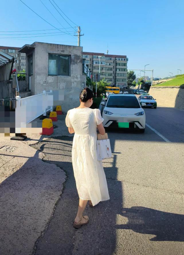 老婆在老家的镇里上班，别人都羡慕她吃皇粮，其实她不是公务员，就是个普通的工勤人员
