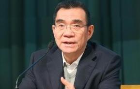 1979年，台湾连长冒死游泳横渡台湾海峡回到了祖国大陆，而他的妻子在接受审问的时