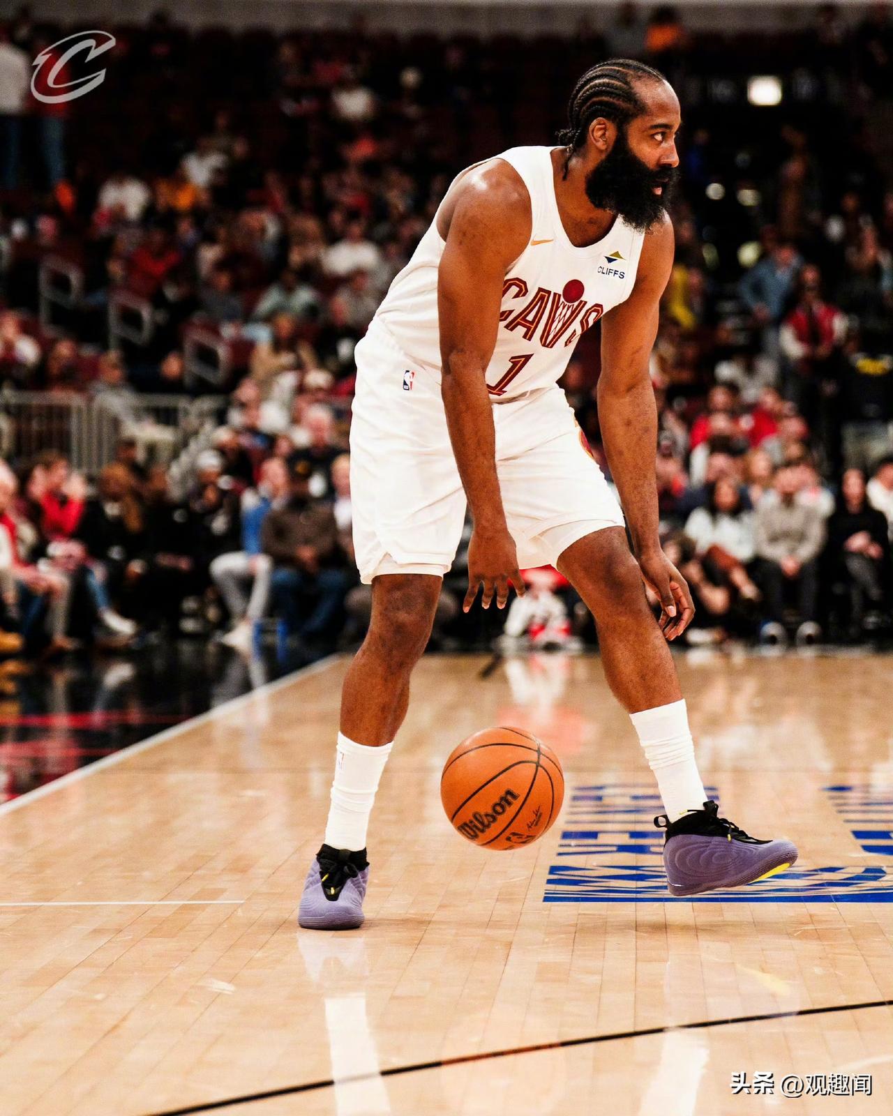 哈登彻底打疯！
首节连轰两记3+1，招牌后撤步三分+强硬造犯规，每一球都点燃全场