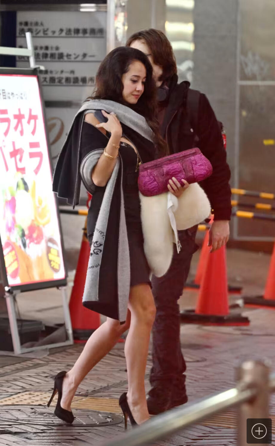 这组还以为是很久之前的街拍，没想到是狗仔10月份拍到的泽尻英龙华参加电影庆功宴近