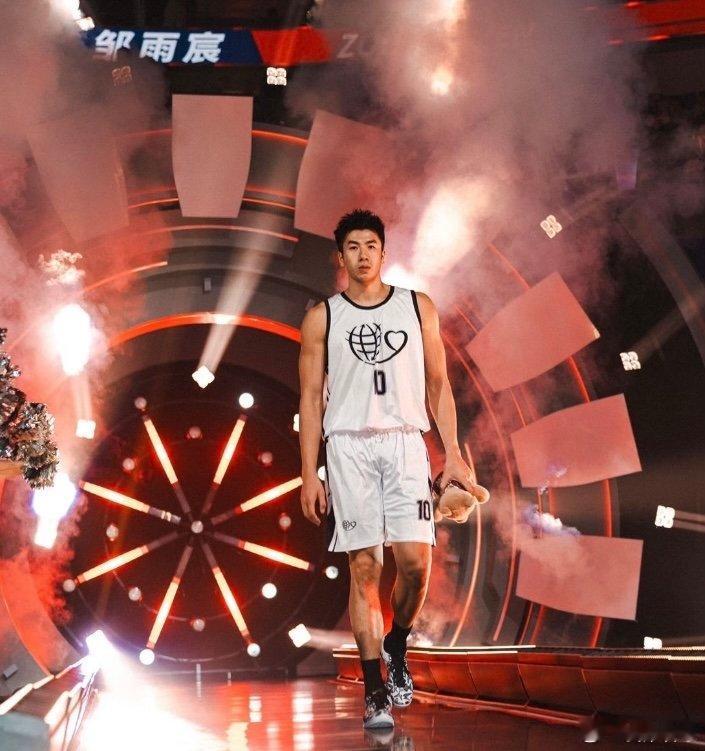 2米07型男！邹雨宸的颜值能在CBA排前几[思考]？ ​​​