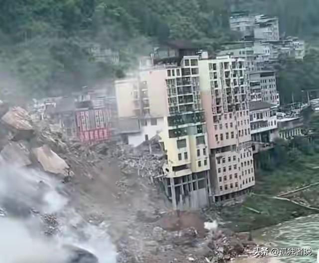 重庆山体崩塌，网格员们尽到了自己的义务，八点开始就已经上门让群众撤离了，微信群也