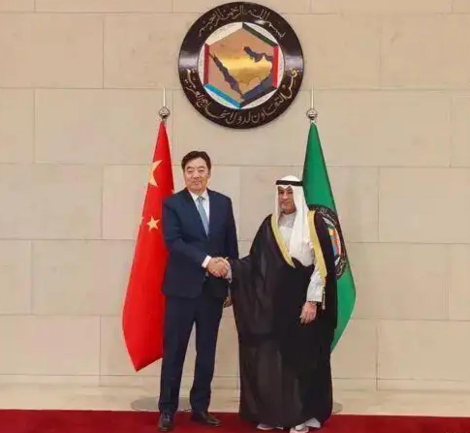 极罕见一幕终于要发生了：中美官员将同时现身中东，特朗普态度大变！
 
美伊大战仍