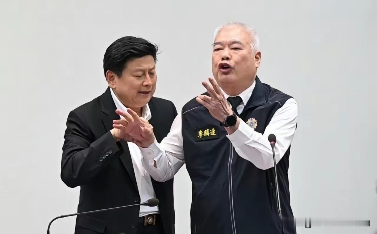 五十步笑百步，彼此彼此吧。
为了得到美国的介入和保护，岛内军购案蓝白绿都提出了自