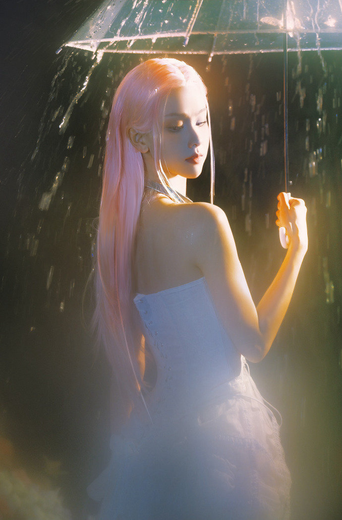 #陈都灵 机械姬# 嘟嘟可塑性太强啦[送花花]机械感也完美驾驭了[爱慕] ​​​