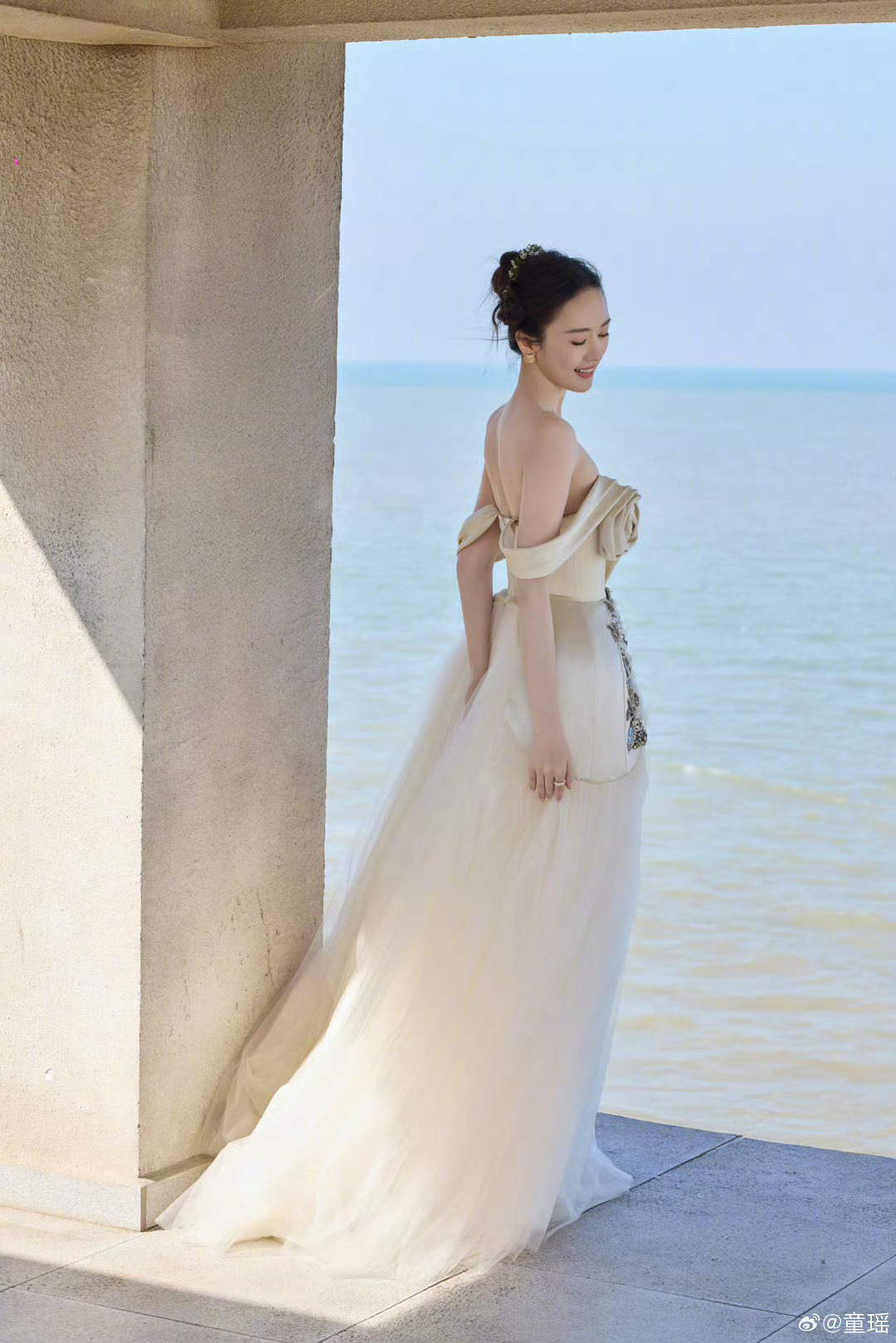 童瑶方辟谣继子传闻发布严正声明 辟谣继子传闻。“童瑶女士及其家人与王政源素不相识