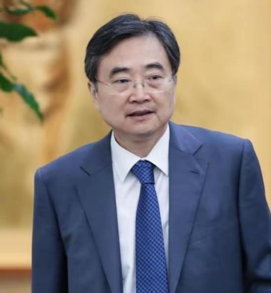 一句“希望中国遵守国际法”，一夜之间把韩国外长赵显推上了中韩关系的风口浪尖。
 