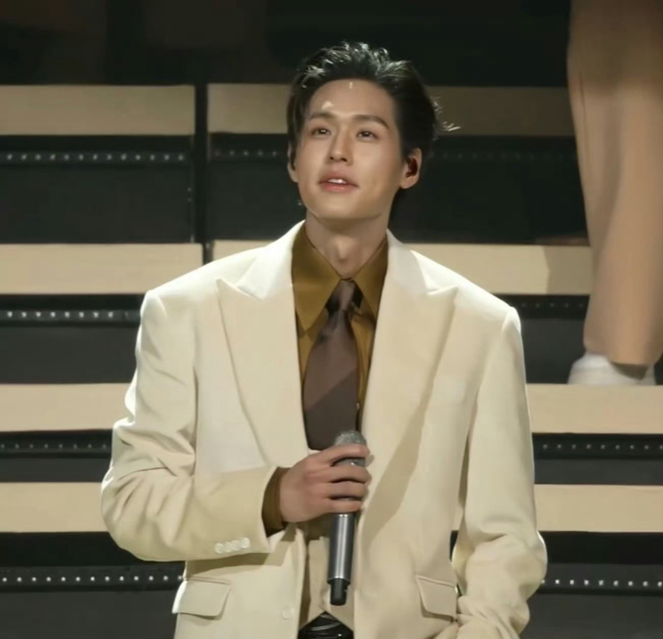 Billkin剪短发了billkin终于剪头发了 bk终于剪短发了啊啊啊啊！！下