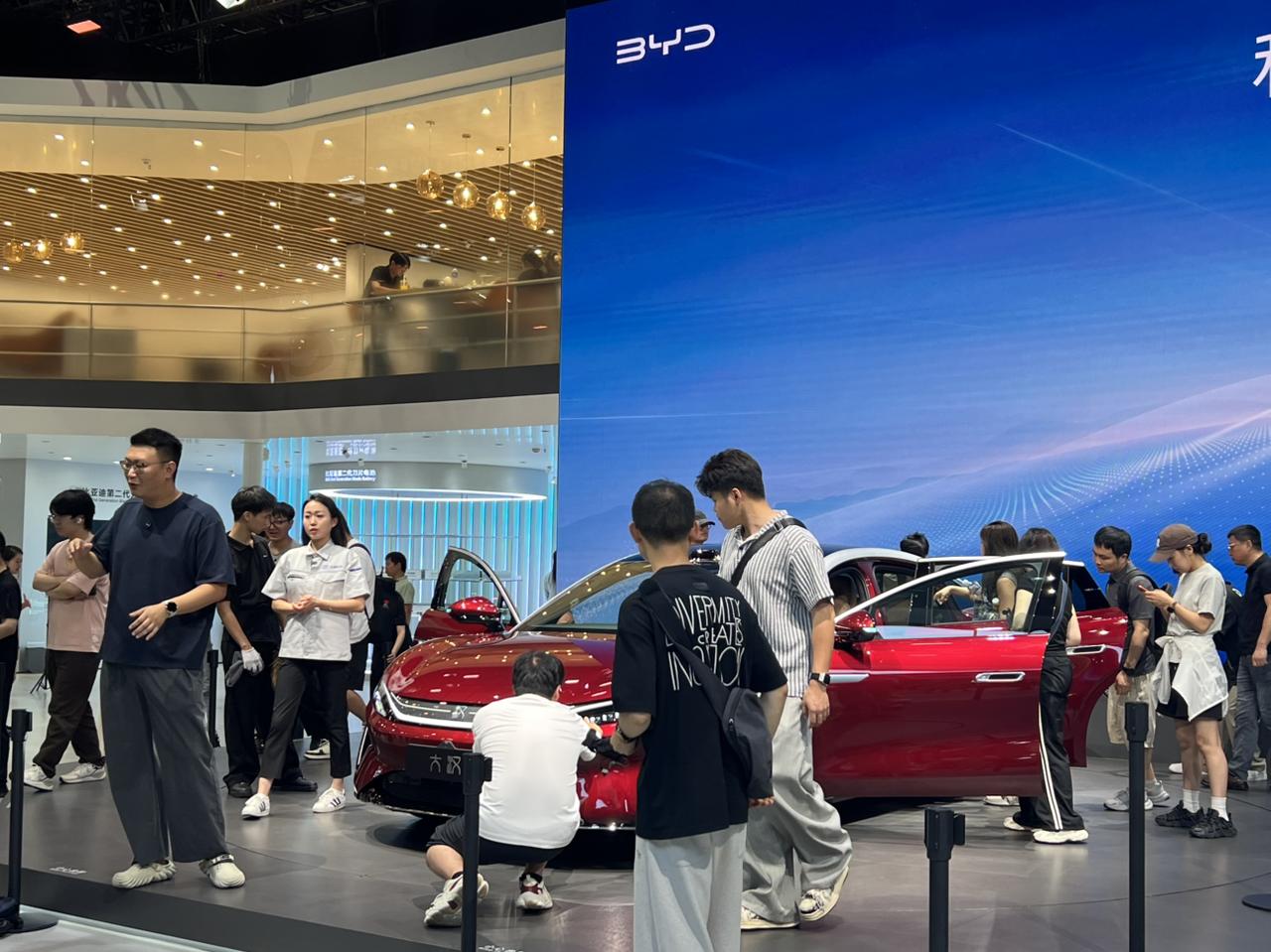 成都车展正式开启预售的比亚迪大汉EV，预售价24.99‑29.99万元，直接把D