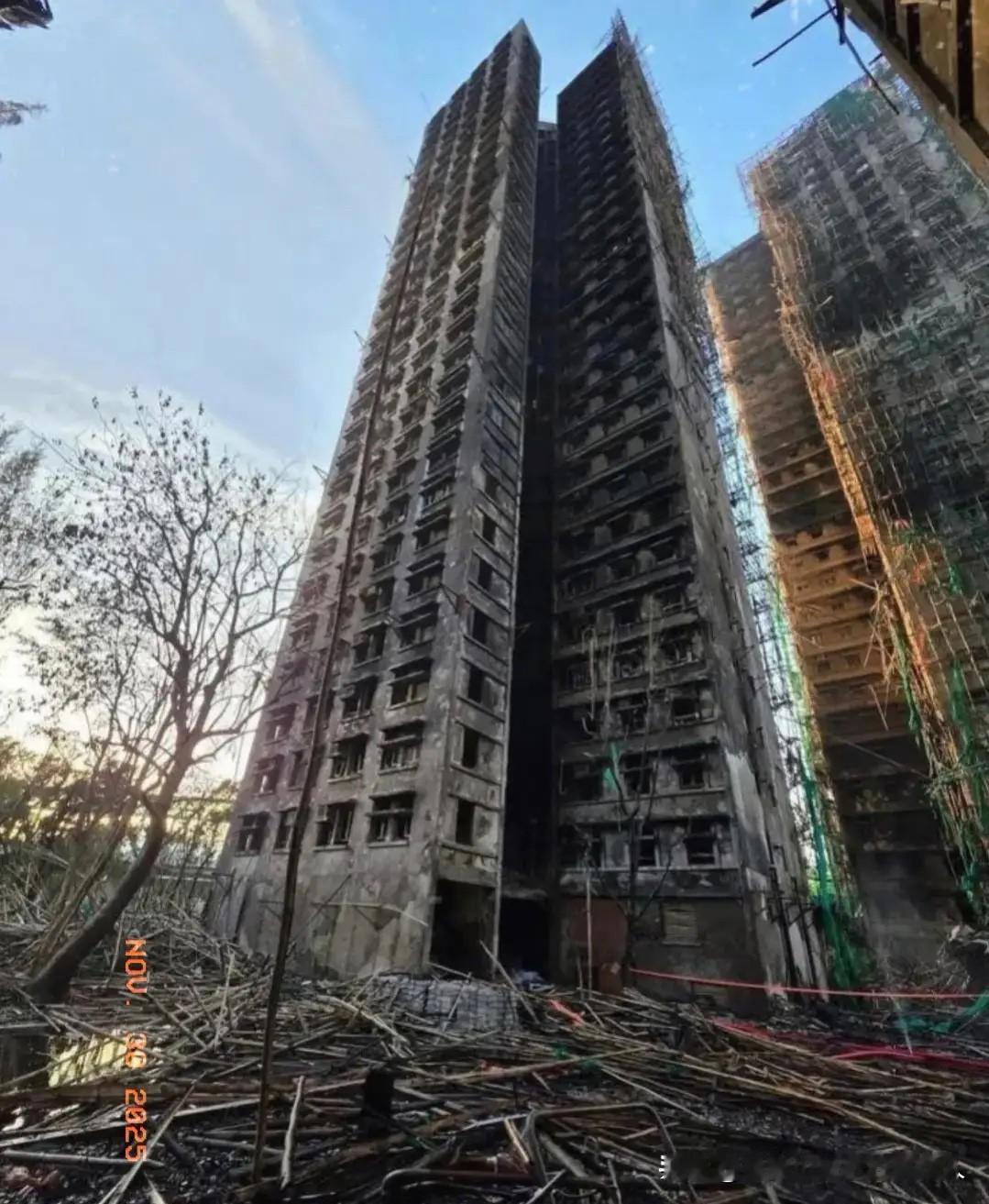 房子都被大火烧没了，可欠下的房贷还得按时还，这事儿想想就让人揪心。不过好在香港宏