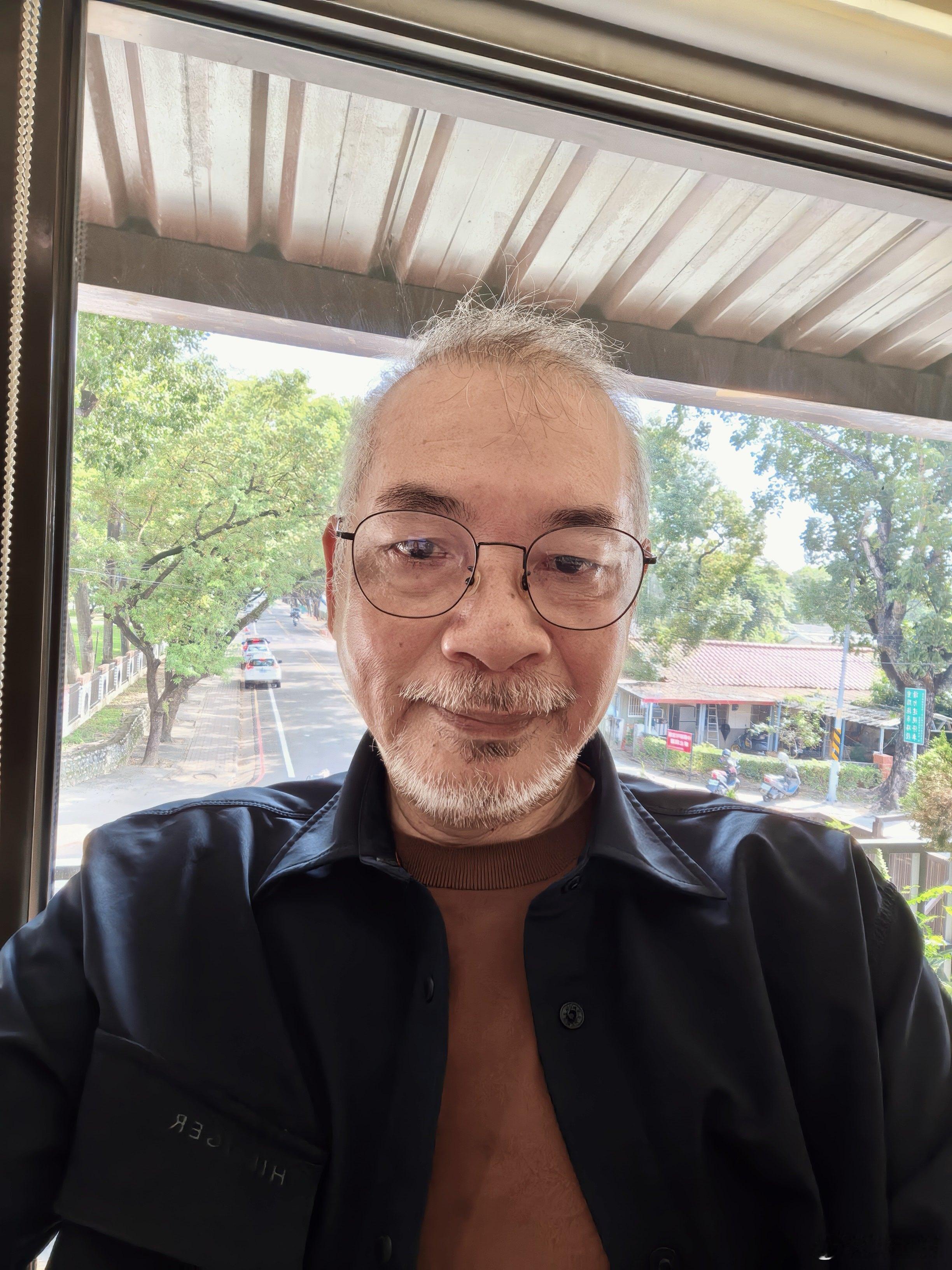 中評社約訪 ​​​​台灣中部慢慢要進入秋天了，我住的地方算是一個還有蟲鳴鳥叫的鄉