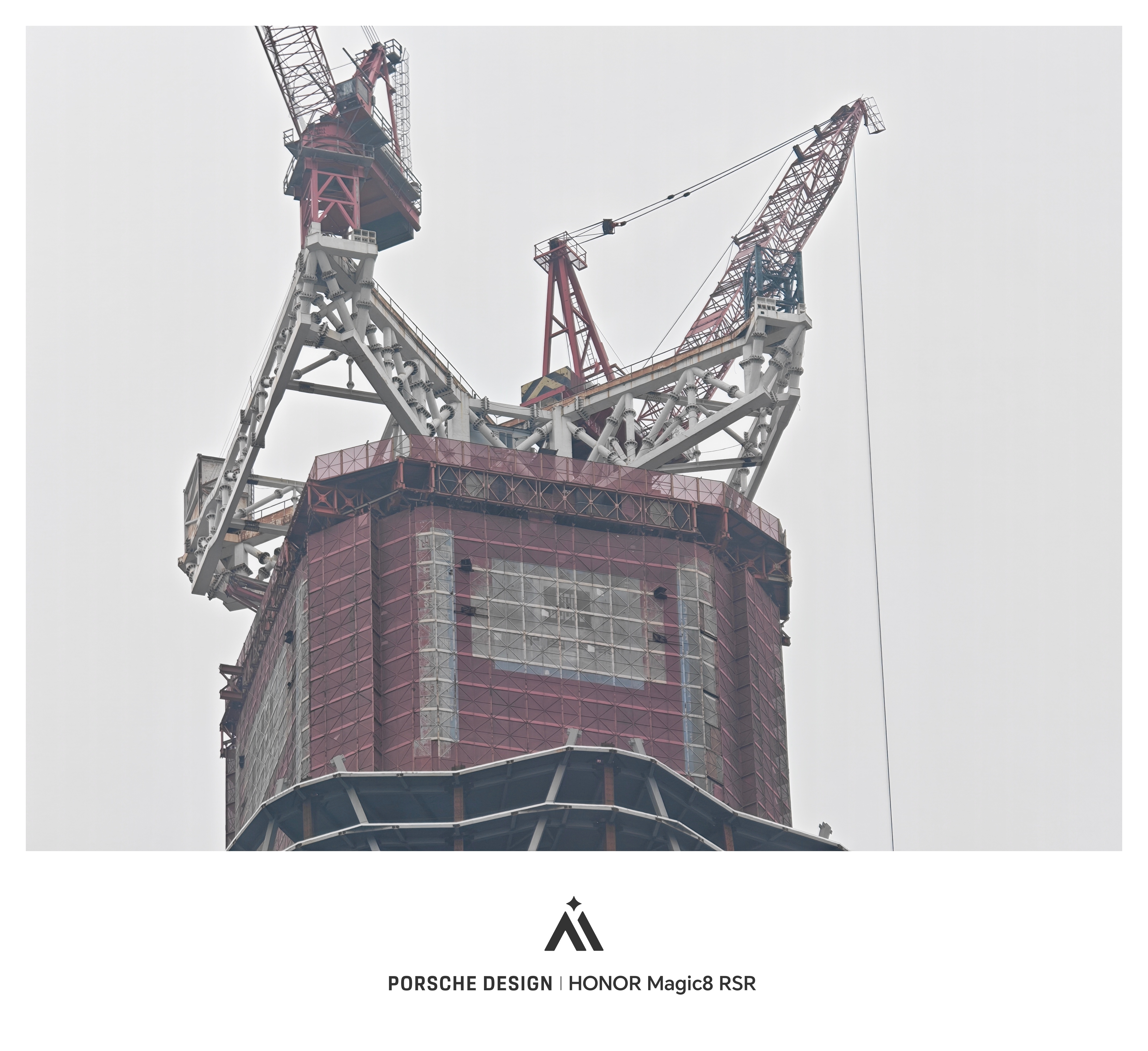 路过成都最高的“烂尾楼”绿地468，正好带着荣耀这个增距镜套装，顺手掏出来安上试