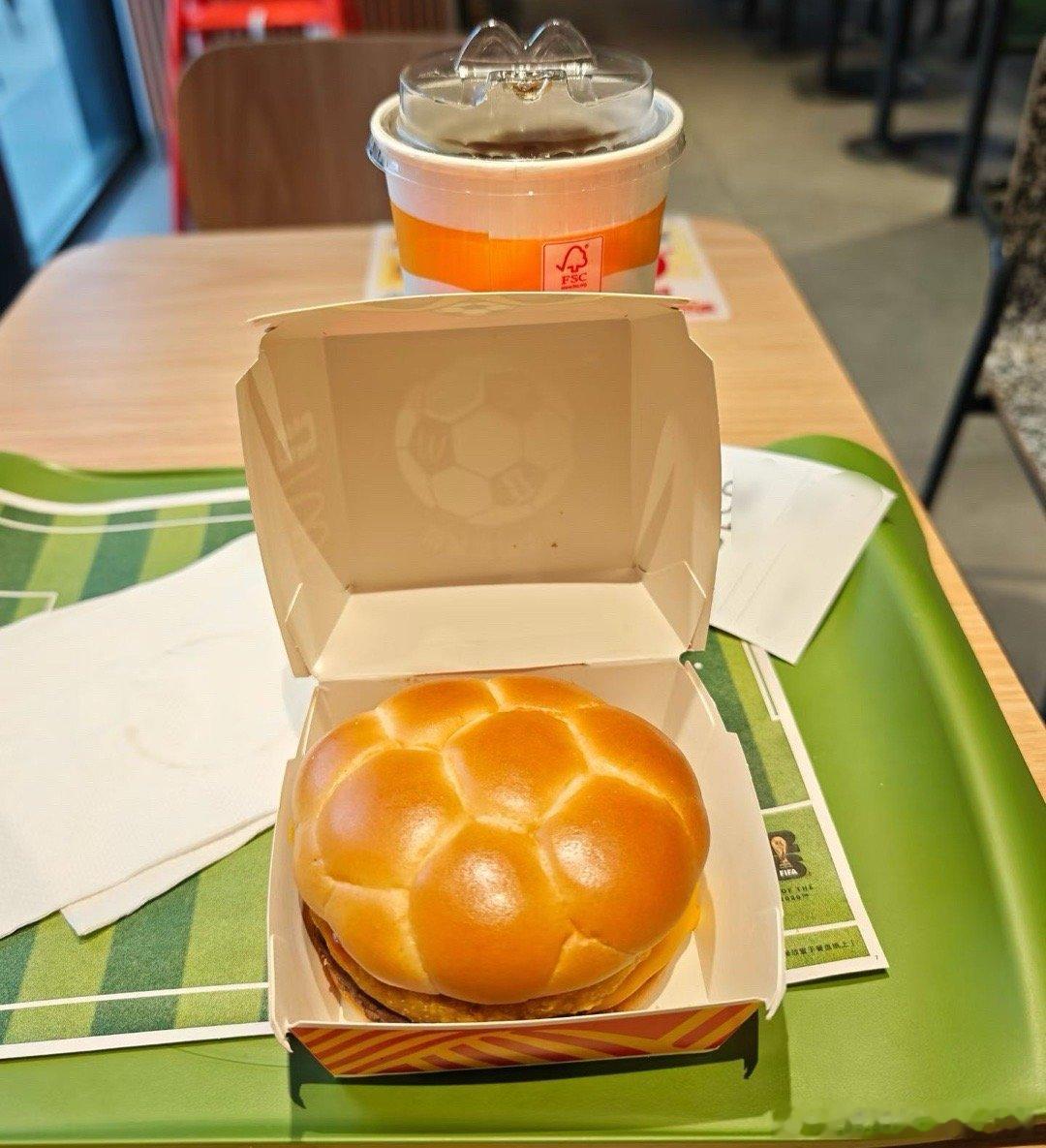 世界杯的氛围必须拉满但他是个形式主义，一点都抱吃 