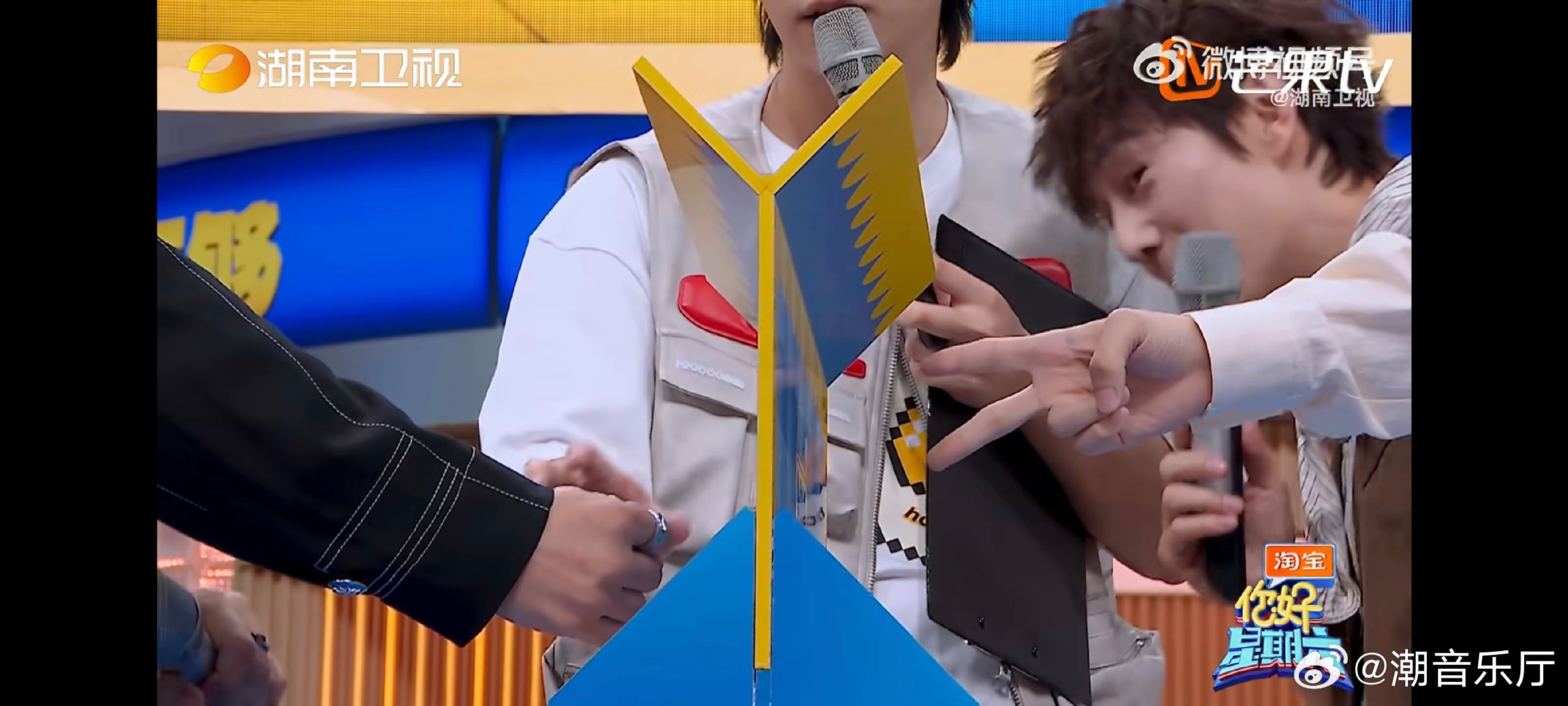 黄晓明对王俊凯主打一个信任黄晓明愿意全盘接纳对方给出的答案，胆量和信任都拉满了。