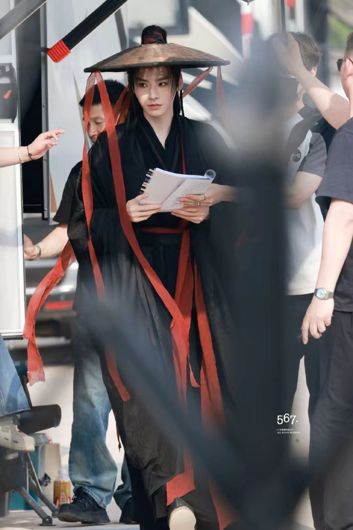 龚俊陆小凤红飘带斗笠造型路透好漂亮的陆小凤 龚俊陆小凤红飘带斗笠造型路透，好漂亮