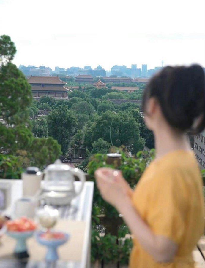 晴格格为什么每次在家拍照都要把故宫拍进去 