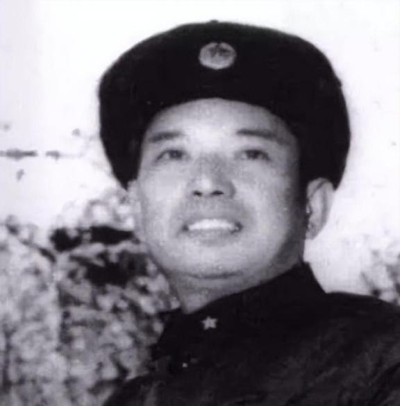 1982年，开国少将尤太忠视察部队，见一副团长好生眼熟，暗骂一句大事不好，立刻打