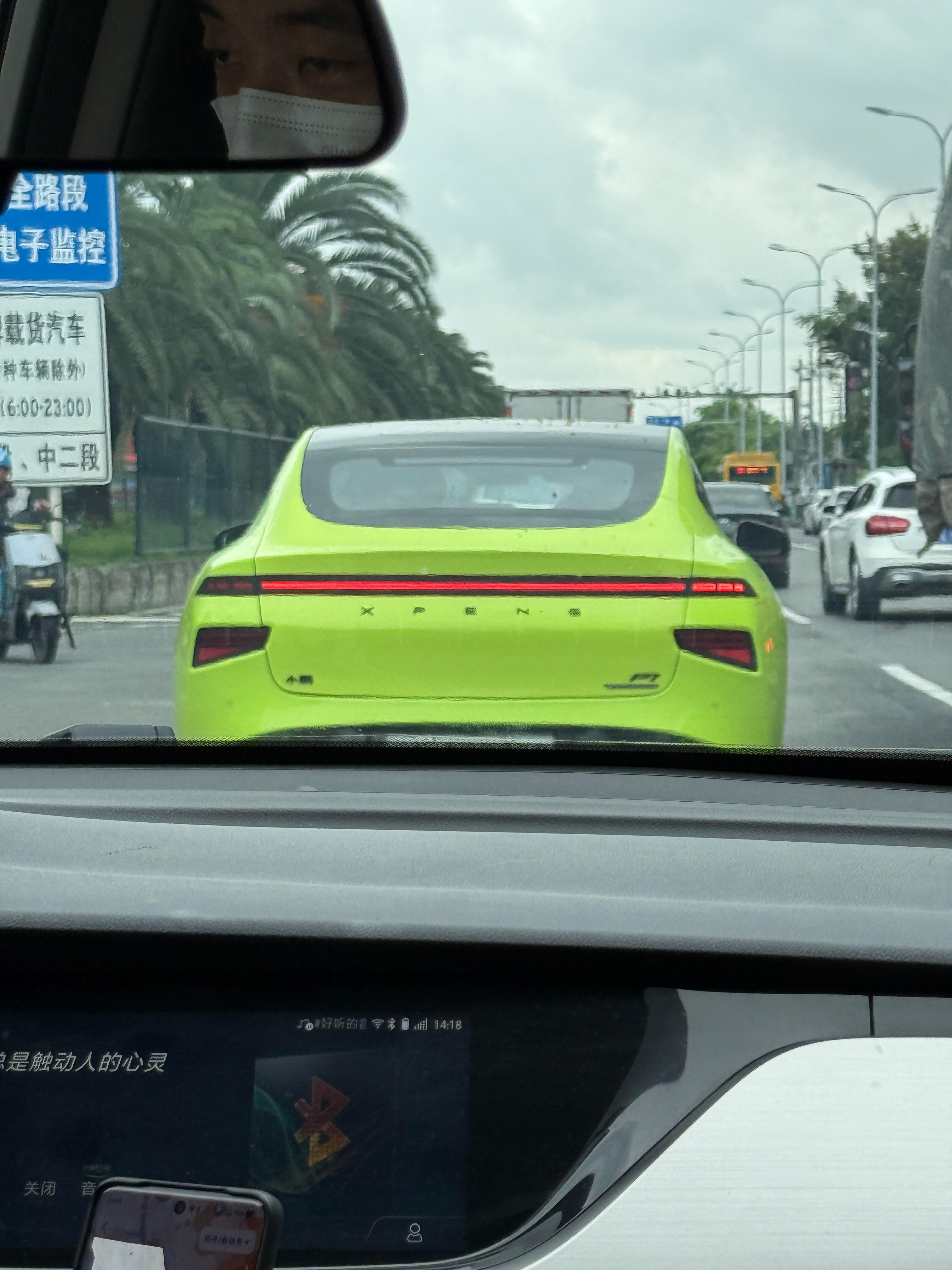 去机场的路上遇到一辆小鹏P7，该说不说这颜色真的亮眼[期待] ​​​