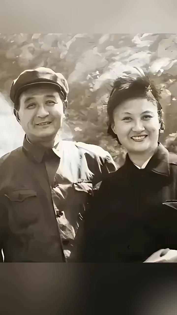 王铎：这也是赵丹与黄宗英
你看，他们多么高兴啊！