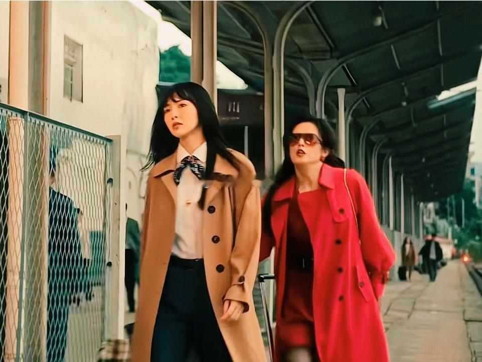 徐百慧新剧怒扇唐嫣耳光 这波出场直接封神！《人之初》里徐百慧饰演的红月，一袭大红