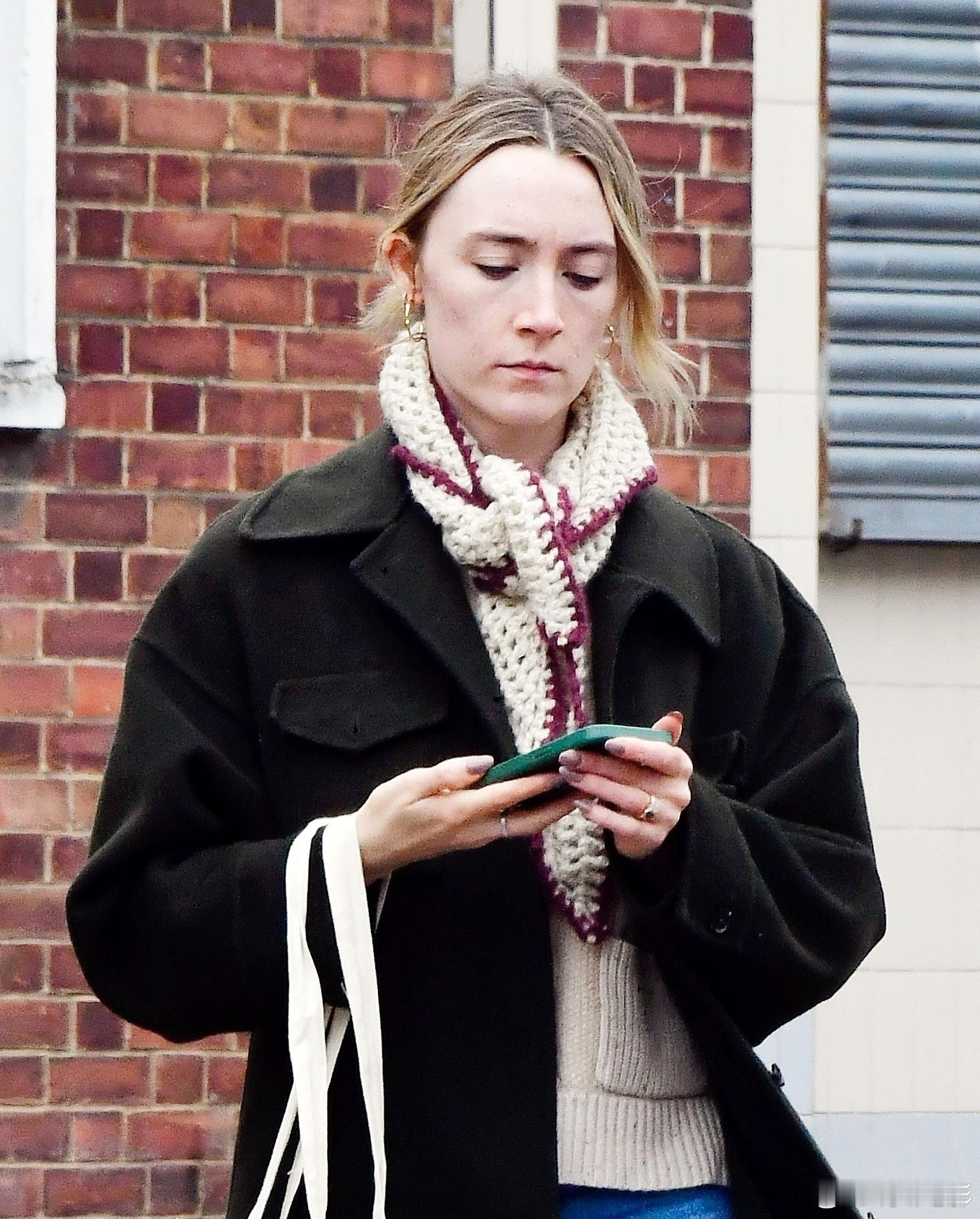 【高清】西尔莎·罗南10月31日伦敦街拍。#Saoirse Ronan# is 