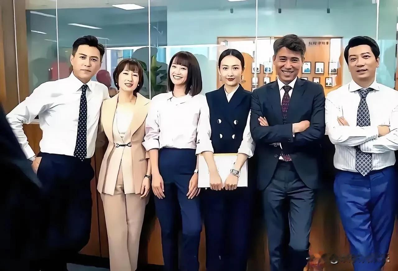 六位知名演员同框，右起是田雨、李乃文、王欧，左一是谁呢？帅气耐看，浑身散发着独特
