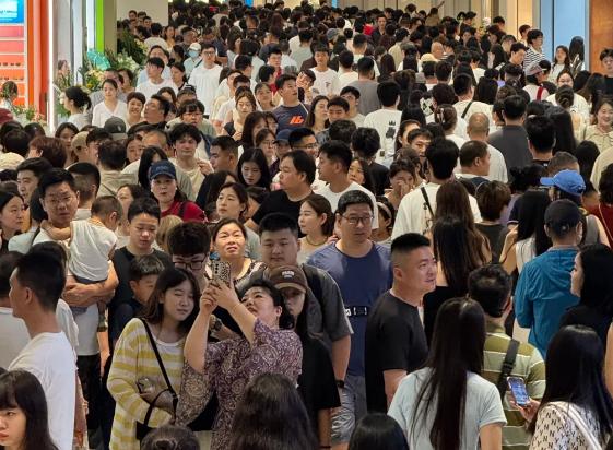 大家有没有发现，年轻人618买东西前多了一个动作，那就是先问AI。不是简单的搜索