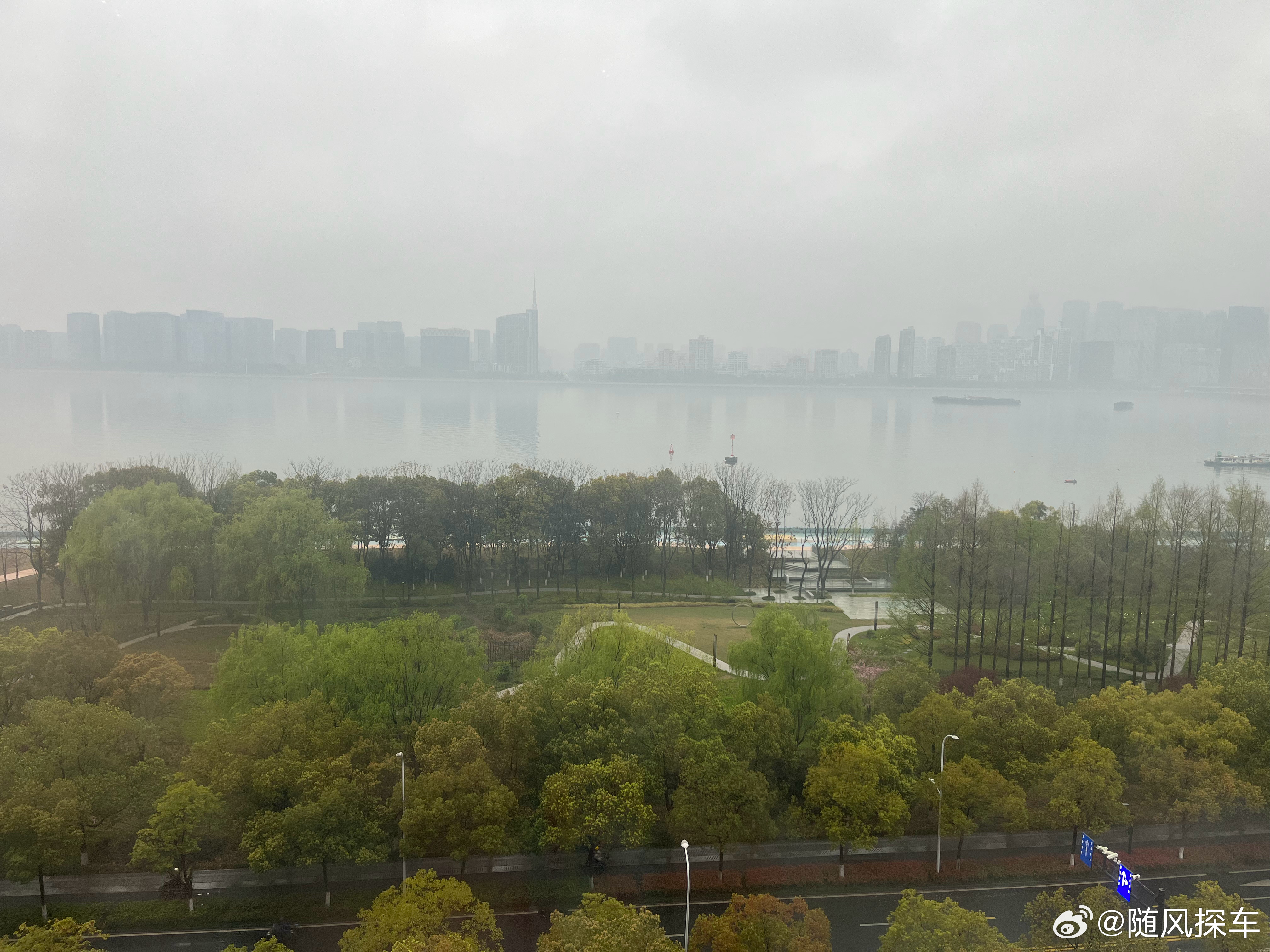 清早的雨天江景 杭州·杭州滨奥皇冠假日酒店
