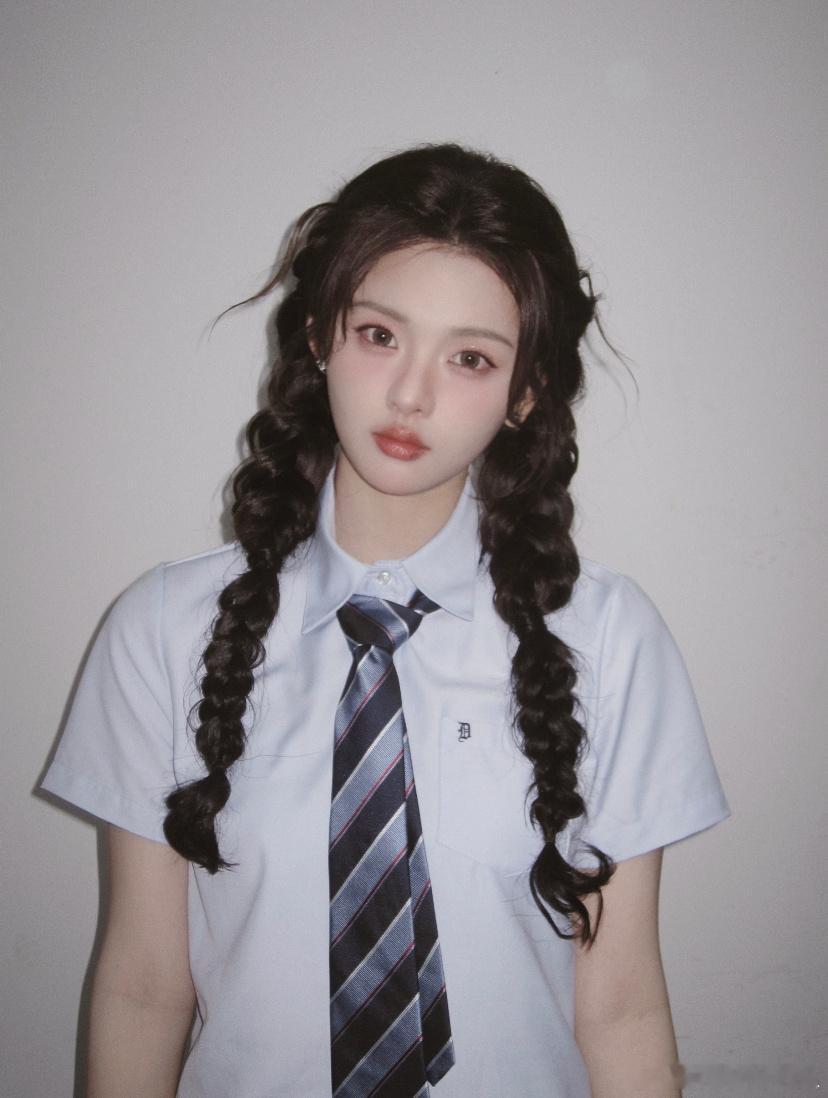 jk[超话] 杨超越JK氛围的神，漂亮学姐既视感，快来get同款衬衫和领带！！借
