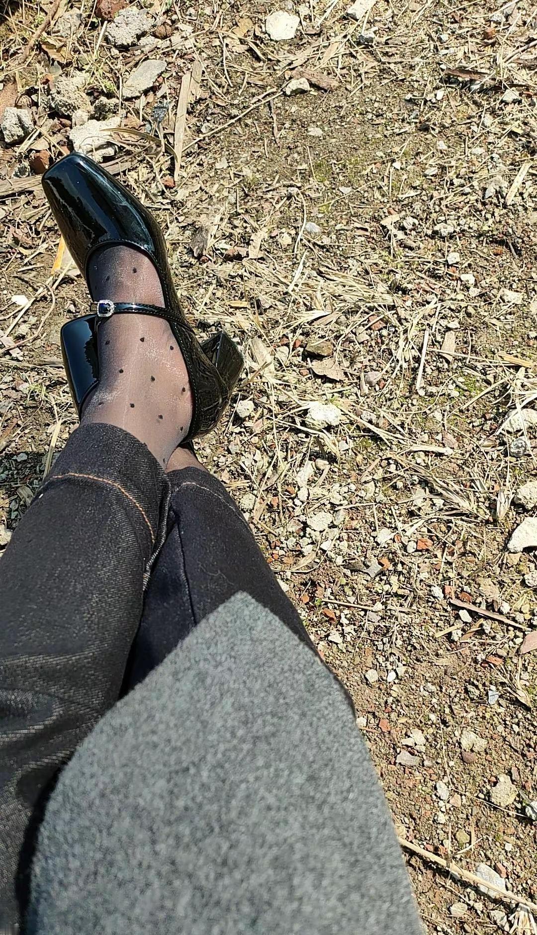 裤里丝+小皮鞋=山野里的精致感✨ 走路不累还出片，这是一种很新的爬山方式 🌿