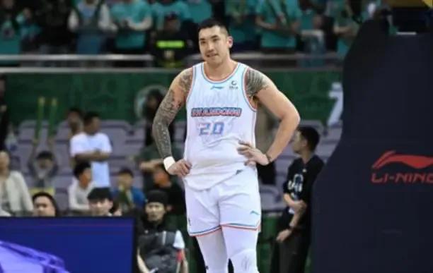 陶汉林这肚子，真的是职业球员的身体吗？约基奇虽然肚子也大，但是人家能力是真的强啊