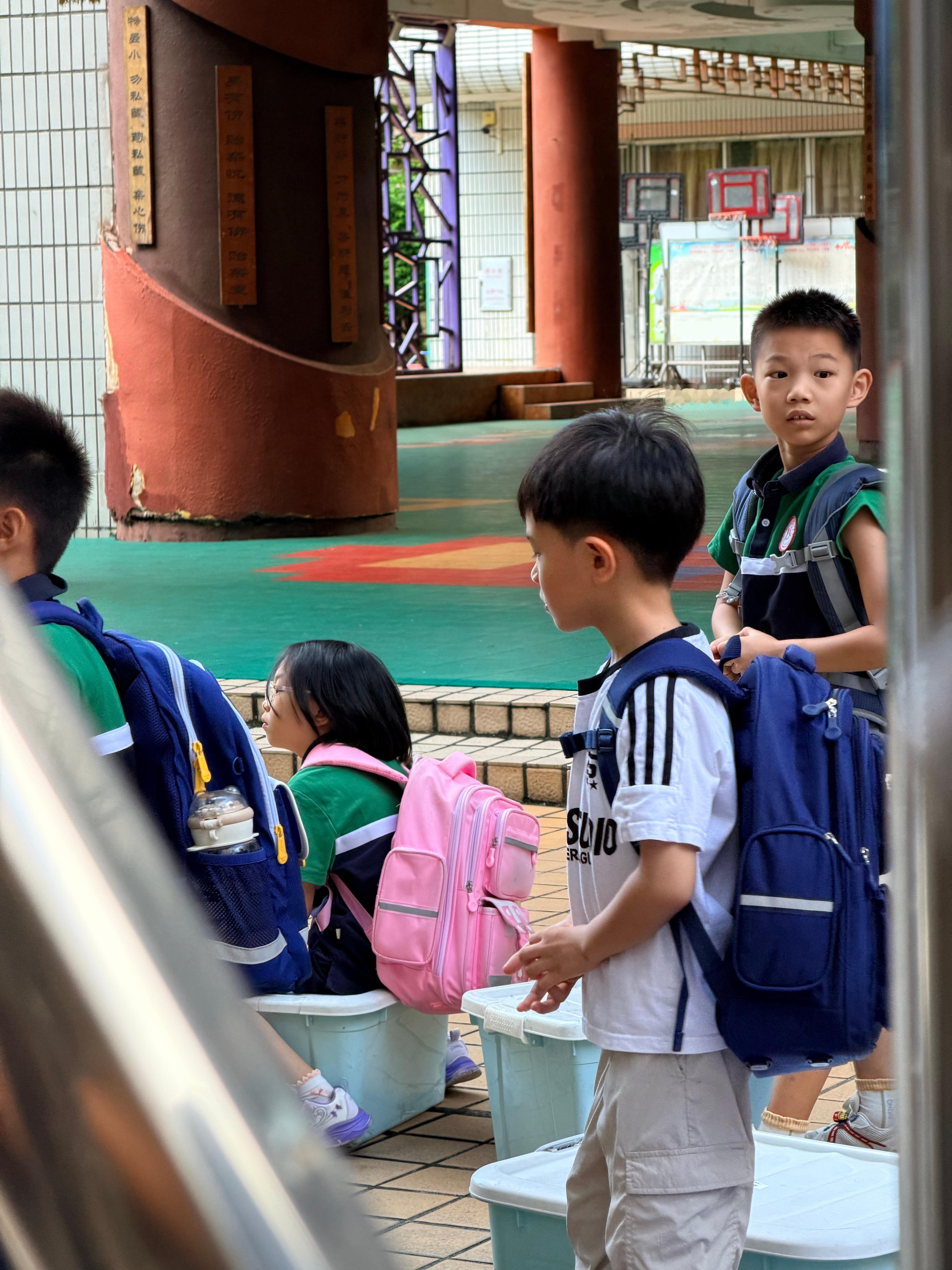 今天开始就是小学生啦……早上就感觉一夜之间长大了，自己起床，自己穿衣，自己洗脸，
