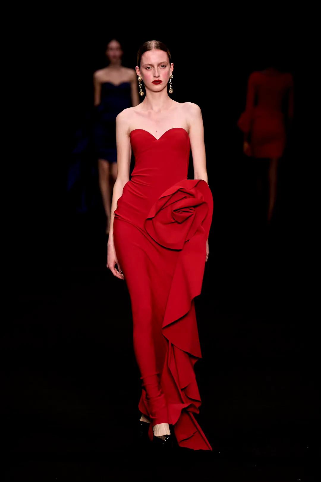 红衣美人步，锦绣走秀间。#Chiara Boni La Petite Robe 