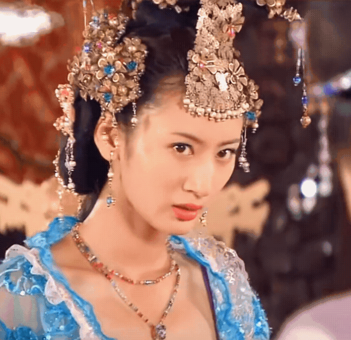 当年她也满头珠翠，但就算生气扇人时也没让流苏甩到脸上！再看看四千年流苏乱飞的样子