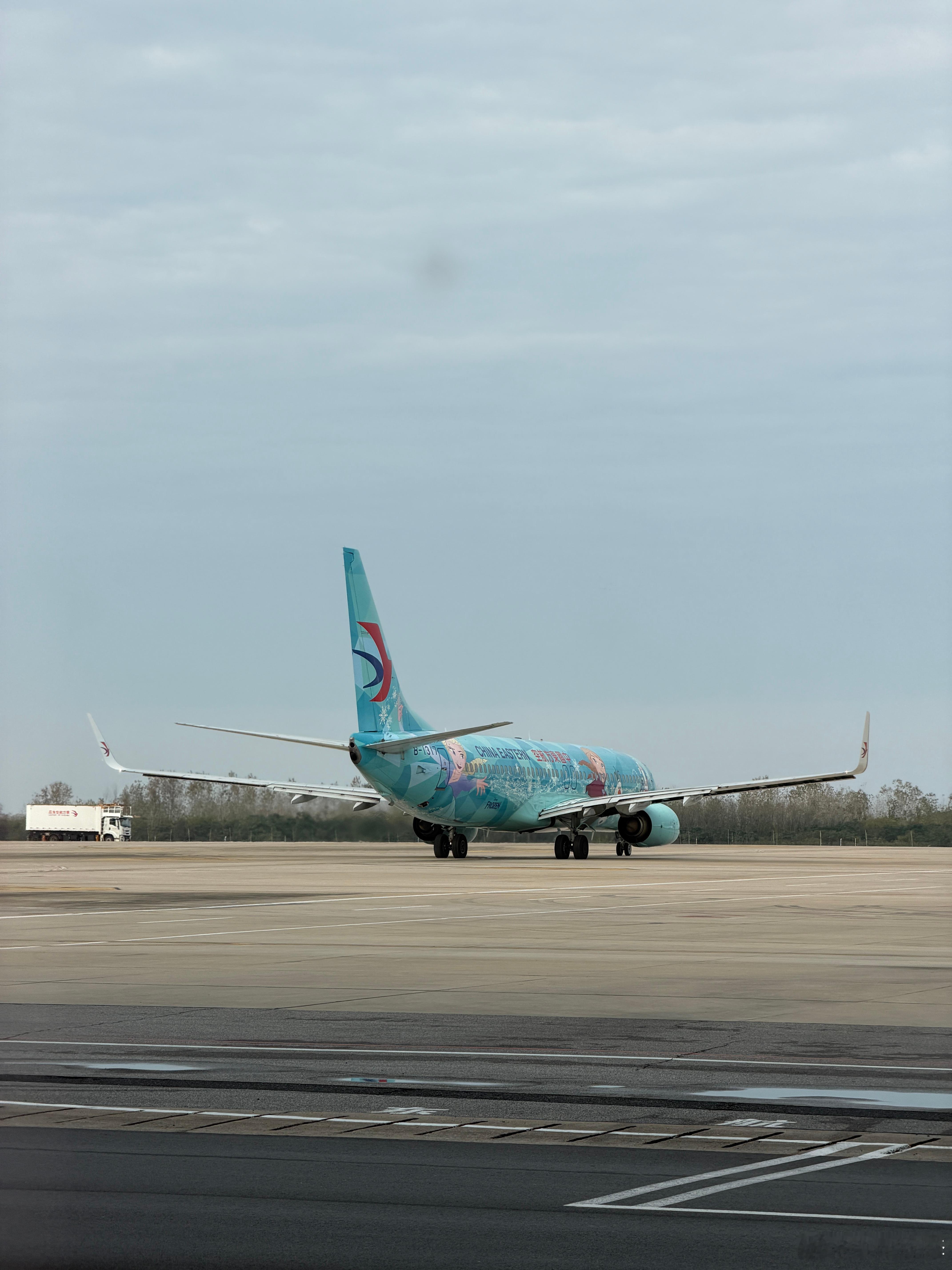 从武汉飞杭州遇到了三家东航的特殊涂装分别是冰雪奇缘和迪士尼落地杭州又遇到了天合联